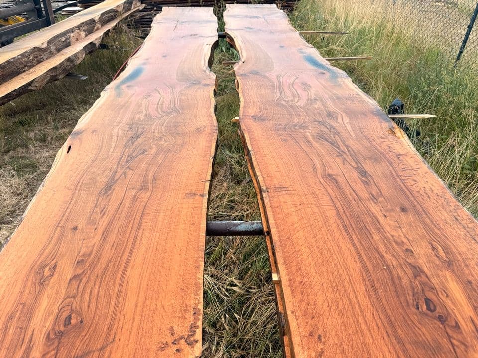 Bookmatch-Eichenbohlen – Live Edge für Epoxid